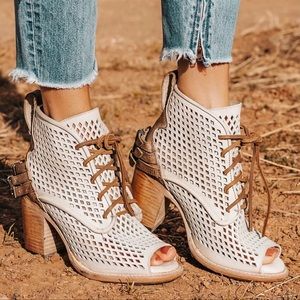 COPY - Freebird Bennis beautiful sandals little to big fsize 6 but 61/2 to 7!